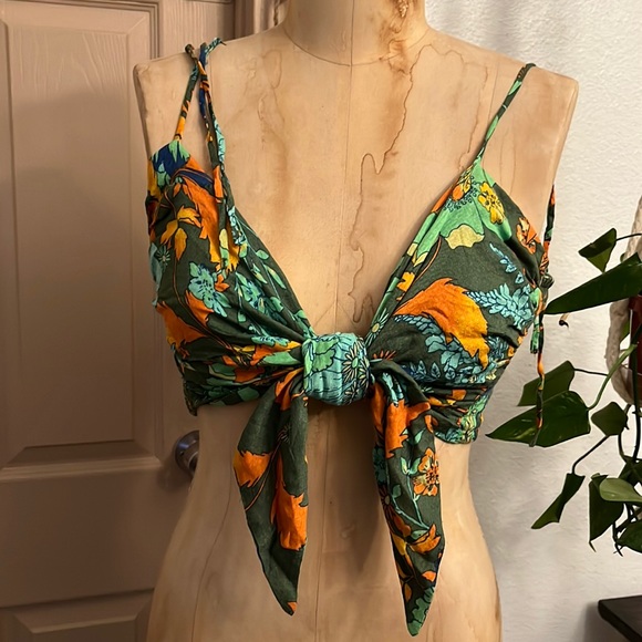 Free People Reversible Halter Top Floral Print Size Large SOLD OUT - Picture 2 of 6